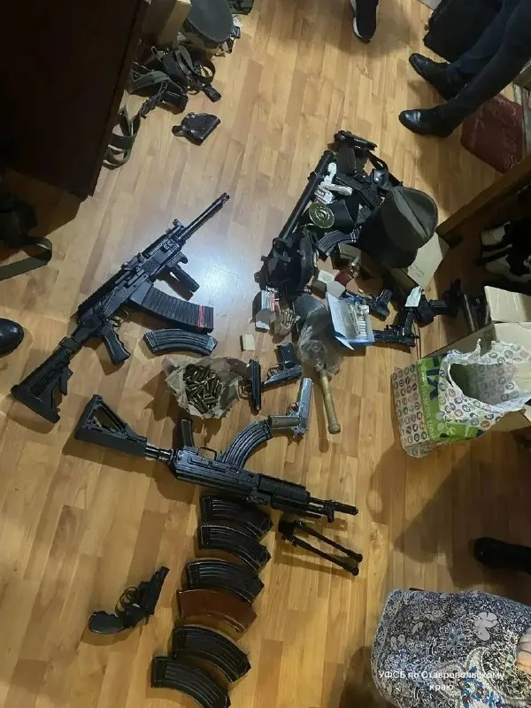 В Пятигорске предотвращен теракт осуждены двое В Пятигорске предотвратили террористический акт Двое граждан выступавших против военных действий были задержаны при подготовке поджога здания военкомата Они изготовили зажигательную смесь и спрятали её в гараже УФСБ Ставрополья раскрыло их замысел Южный окружной военный суд вынес приговор от 7 до 10 лет лишения свободы в колонии строгого режима для каждого а также год ограничения свободы Один из фигурантов также оштрафован на 50 000 рублей Новости Кмв Экспресс Заказать рекламу Подписывайтесь на нас в MAX