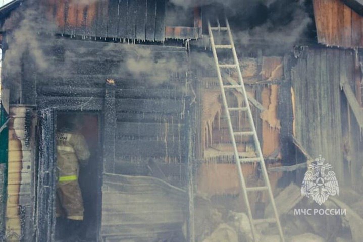 Баня сгорела из за печи в Ленском районе В Ленском районе Якутии произошел пожар в частной бане Сообщение о возгорании на улице Первомайская в поселке Северная Нюя поступило в службу спасения днем 31 января Уже через несколько минут на место прибыли спасатели В результате происшествия никто не пострадал Однако огнем была полностью уничтожена частная баня площадью 25 квадратных метров Пожарные сумели спасти от огня два жилых дома гараж еще одну баню и хозяйственную постройку Предварительной причиной возгорания называют несоблюдение правил пожарной безопасности при эксплуатации печи Для тушения привлекались три пожарных и одна единица техники Сейчас устанавливается точный размер ущерба и все обстоятельства случившегося Фото ГУ МЧС России по Якутии