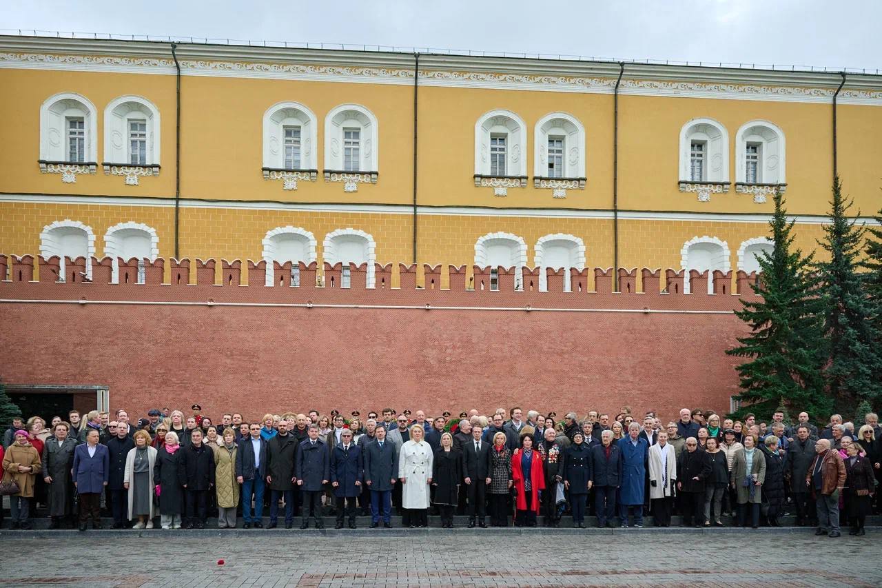 Приняла участие в церемонии возложения цветов к Могиле Неизвестного Солдата от имени театрального сообщества На мероприятии также присутствовали председатель Комитета Совета Федерации России по науке, образованию и культуре Лилия Гумерова, председатель Комитета Госдумы по культуре Ольга Казакова, заместитель начальника Управления Президента России по общественным проектам Александр Журавский, руководитель Департамента культуры Москвы Алексей Фурсин, руководитель Президентского фонда культурных инициатив Роман Карманов, председатель Союза театральных деятелей России Владимир Машков и представители всех федеральных театров. После возложения венков присутствующие почтили память павших минутой молчания. Мероприятие организовано впервые Союзом театральных деятелей России. Оно подчеркнуло единство российского театрального общества в сохранении исторической памяти о Великой Победе. В СТД планируют сделать акцию доброй традицией.