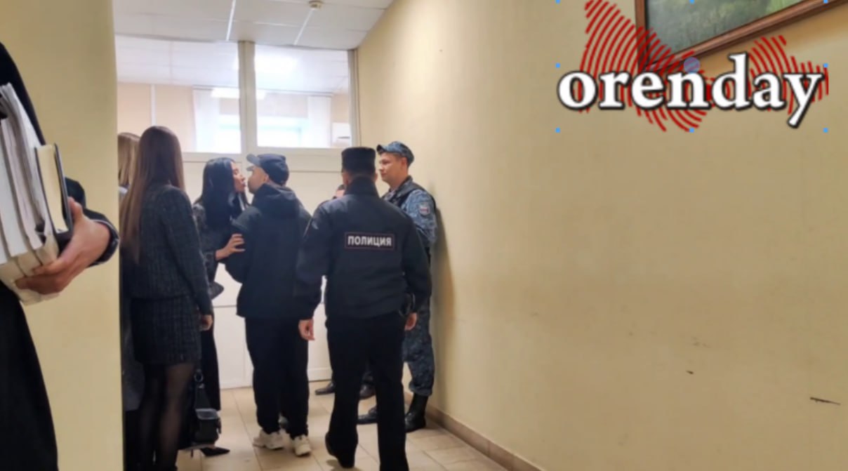 Оренбург 24 7 Орск На подходе к залу суда Макаровых ждала большая группа поддержки сообщают коллеги из Orenday Егору Макарову даже достался поцелуй девушки Фото Orenday Подписывайтесь на нас в МАХ