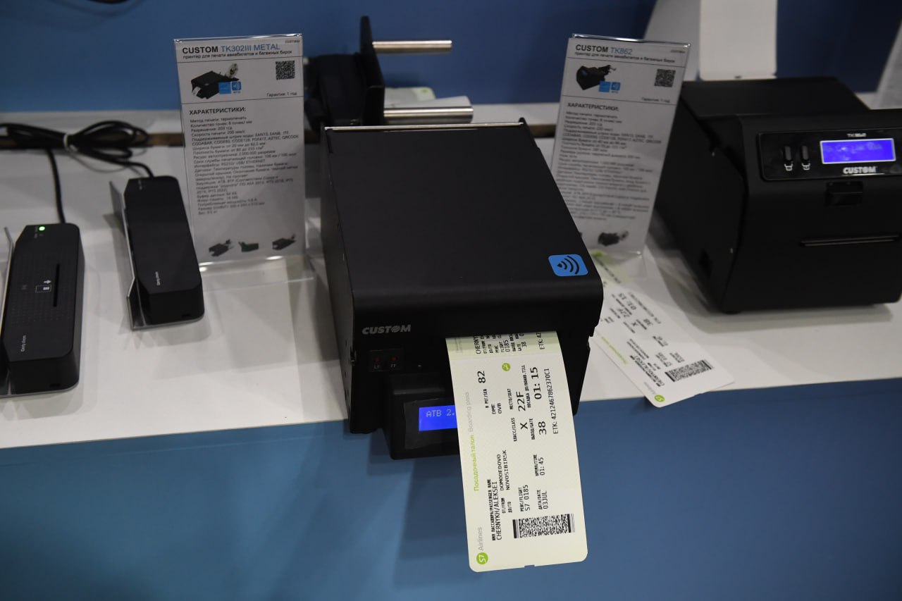 В праздники без космических цен В Госдуме предложили ограничить наценку на авиабилеты в праздничные дни Депутат Яна Лантратова направила в Минтранс предложение установить предельный уровень роста цен и ввести систему ценовых коридоров чтобы билеты не дорожали в разы из за ажиотажа Также планируют стимулировать раннее бронирование тем кто покупает билеты за 30 45 дней до вылета обещают более выгодные цены Что думаете стоит ли государству вмешиваться в ценообразование авиакомпаний или рынок сам всё отрегулирует Делитесь мнением в комментариях Фото Михаил Фролов