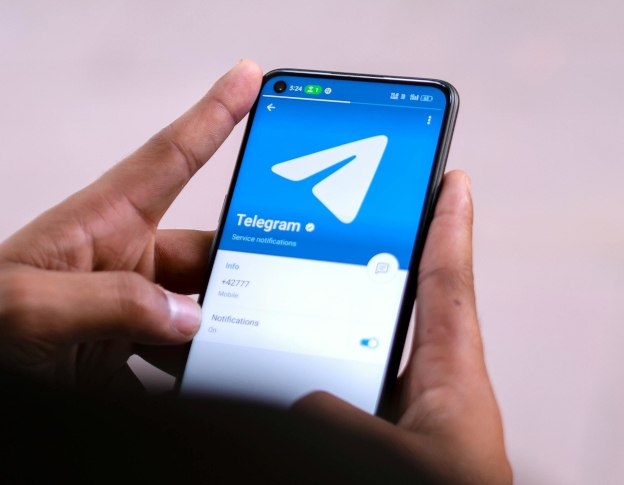 Австралия оштрафовала Telegram на $610 тысяч  Австралийский интернет-регулятор eSafety выписал штраф социальной сети Telegram за несвоевременно предоставленные данные о мерах борьбы с запрещенным контентом. Размер штрафа составил $610 тысяч, сообщила глава ведомства Джулия Инман Грант. По австралийским законам, у Telegram есть 28 дней, чтобы выплатить всю сумму, оспорить наложенные санкции или попросить об отсрочке.  Фото: Pexels.com