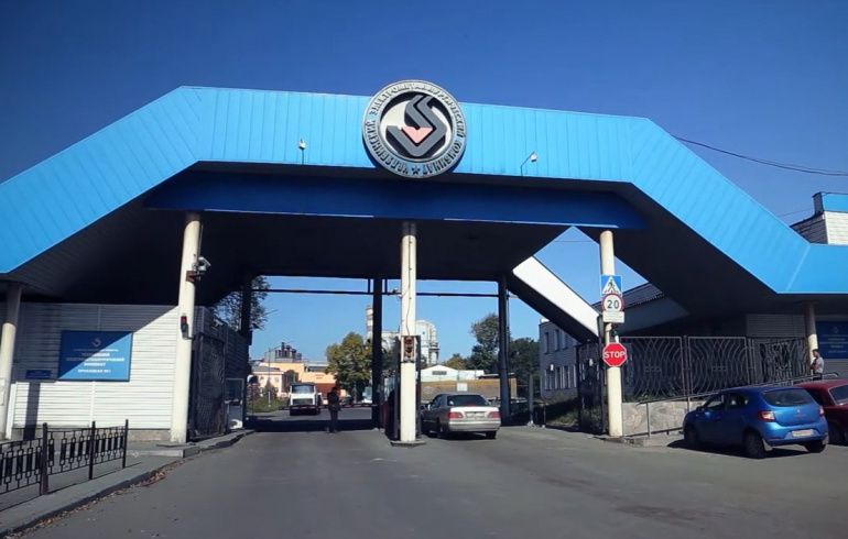 Обзор новостей    Челябинский электрометаллургический комбинат  ЧЭМК , крупнейший в России производитель ферросплавов, с 1 сентября переходит на четырёхдневную рабочую неделю. Руководство предприятия обосновывает необходимость такой меры «значительной волатильностью курса валют», «неблагоприятными условиями» на рынке ферросплавов, а также существенным сокращением спроса со стороны компаний-потребителей. В 2024 году ЧЭМК перешел в собственность государства, и сейчас находится под управлением Росимущества.     Банк России в июле может рассмотреть более значимое снижение ключевой ставки, чем в июне, сообщил зампред ЦБ Заботкин. В этом месяце регулятор снизил ключевую ставку впервые почти за 3 года — до 20% годовых с рекордного уровня в 21%.    Акционеры Сбера одобрили рекордные дивиденды за 2024 год — 786,9 млрд рублей, что составит 34,84 рубля на одну обыкновенную и привилегированную акцию, став крупнейшей выплатой не только в истории банка, но и всего российского фондового рынка. Половина этих средств — около 393,45 млрд рублей поступит в бюджет РФ и, как заявляют в компании, позволит повысить эффективность госрасходов и стабильность финсистемы.     Украинские чиновники в приватных беседах с западными лидерами всё чаще призывают к прекращению огня, пишет Financial Times. По мнению газеты, «над страной нависает угроза ощущения безнадёжности».  Фото: chelyabinsk.bezformata.com