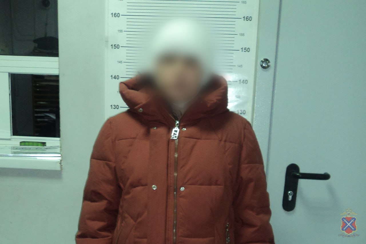 В Дзержинском районе задержали женщину по подозрению в тяжком вреде здоровью В городскую больницу доставили 45 летнего мужчину У него диагностировали проникающее колото резаное ранение живота Медики сообщили в полицию о признаках криминальной травмы Сотрудники уголовного розыска установили подозреваемую Ею оказалась 41 летняя знакомая пострадавшего Женщину задержали в Дзержинском районе По данным полиции мужчина и подозреваемая находились в квартире потерпевшего Они распивали спиртные напитки Во время ссоры женщина взяла кухонный нож Она ударила мужчину в область живота Подозреваемая задержана в порядке статьи 91 УПК РФ Проводятся дальнейшие процессуальные действия Подписаться