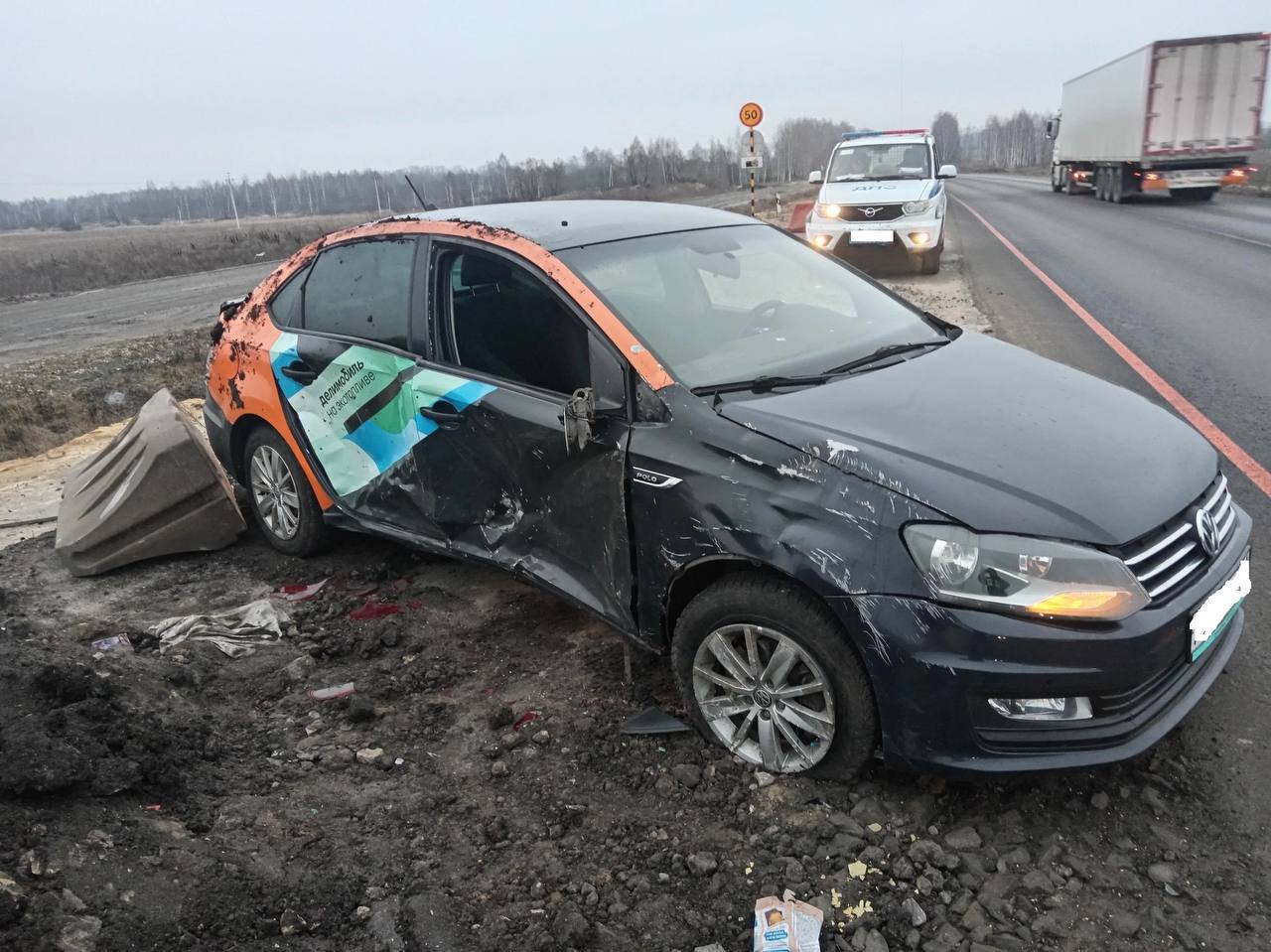 В Тамбовской области перевернулась иномарка: три человека в больнице  Рано утром 4 декабря в Первомайском округе произошла авария. На автодороге «Р-22 «Каспий» 18-летний водитель «Volkswagen Polo» зацепил обочину и потерял управление. Иномарка наехала на земляную насыпь и опрокинулась.  Как сообщили в Госавтоинспекции России по Тамбовской области, травмы в результате аварии получили водитель иномарки и два его пассажира - 19-летние мужчины. Всех пострадавших на машине скорой помощи доставили в больницу имени С.С. Брюхоненко города Мичуринска.   Госавтоинспекция по Тамбовской области