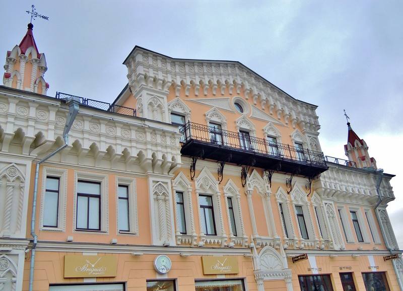 Историческое здание на площади 1905 года отреставрируют В Екатеринбурге во втором полугодии 2025 года стартует реставрация торгового дома купца Захо — исторического здания XIX века на площади 1905 года, расположенного по проспекту Ленина, 25. Специалисты планируют восстановить фасады, отремонтировать кровлю, цоколь и отмостку, а также воссоздать утраченные исторические детали. Об этом пишет It’sMyCity со ссылкой на акт историко-культурной госэкспертизы. «Здание представляло собой двухэтажный каменный объем, П-образный в плане. Главный фасад и интерьеры решались в духе эклектики, с использованием разнообразного лепного декора и художественного металла. В результате реконструкции 2006-2007 годов от исторического объема сохранился лишь уличный фасад», — рассказывают специалисты музея Истории Екатеринбурга. Фото: LiveJournal Новости Екб тут
