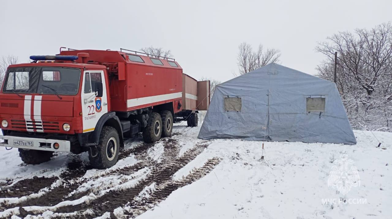 В Ростовской области на случай ухудшения дорожной обстановки развернуты 17 пунктов обогрева  Пункты обогрева развернуты в 9-ти районах Ростовской области на наиболее проблемных участках федеральных и региональных автодорог.  МЧС России следит за ситуацией на дорогах.