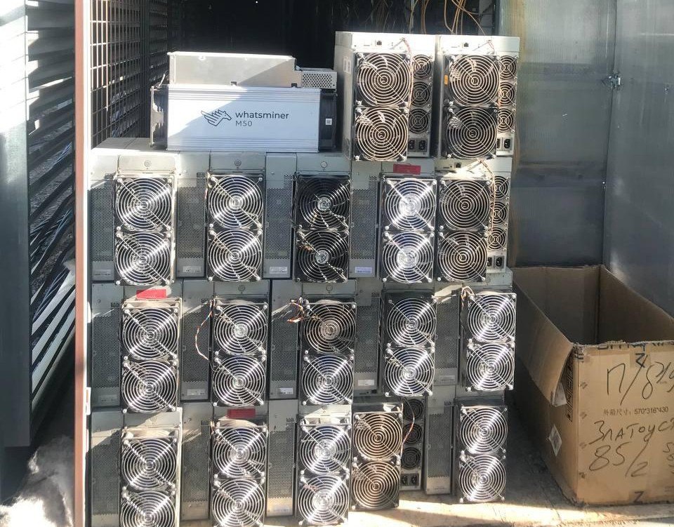 В Челябинске ФСБ поймала майнеров на хищении электричества на 121 миллион В Челябинске сотрудники ФСБ задержали четырех майнеров криптовалюты которые украли электричества на более чем 121 миллион рублей За мошенничество в особо крупном размере на них возбудили уголовное дело по части 4 статьи 159 УК России Теперь фигурантам грозит до 10 лет в колонии со штрафом до миллиона рублей Силовики установили что организаторы майнинг фермы с ноября 2024 года по апрель 2025 го пользовались услугами ООО Уралэнергосбыт и ПАО Россети предоставляя фирмам поддельные отчеты о потребляемой энергии В них они значительно занижали реальные показатели В результате компаниям причинен многомиллионный ущерб Полученные незаконным путем деньги майнеры потратили на личные нужды Обман фигурантов вскрыли сотрудники ФСБ и служба безопасности Россетей