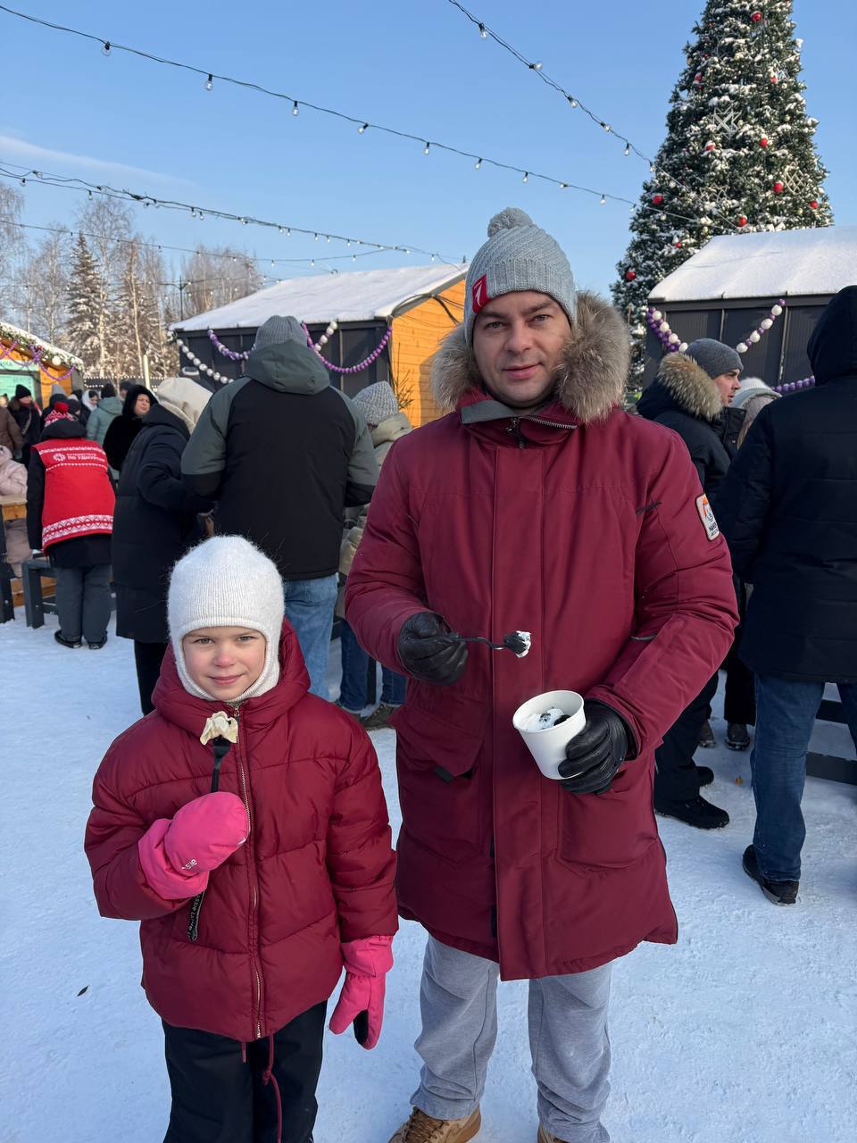 Начинаем с семьей пельменную неделю На Центральной площади Ижевска заработал ярмарочный городок В 12 й раз Удмуртия проводит этногастрофестиваль Всемирный день пельменя Мы попробовали алтайские с северной креветкой и удмуртские пельняни от наших производителей Еще в меню с мясом марала щукой форелью томленой уткой и говядиной Попробовать всё это можно до 9 января Для взрослых и детей организаторы приготовили что то интересное на каждый день Программа здесь     pelmenfest ru