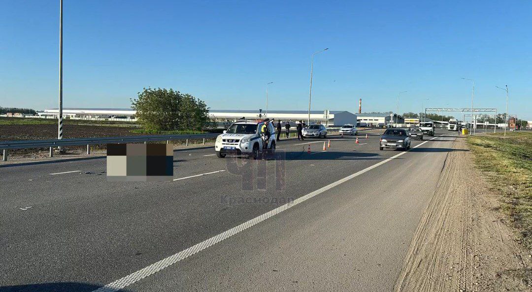 Водитель Prado насмерть сбил велосипедиста на въезде в Краснодар!   Сегодня вечером 44-летний водитель автомобиля «Toyota Prado», на большой скорости въезжая в Краснодар со стороны Старокорсунской, сбил попутного велосипедиста примерно 60–65 лет.  От полученных травм пожилой велосипедист скончался. Его личность устанавливают..  Госавтоинспекция просит автомобилистов не превышать скорость и быть внимательнее на дорогах.