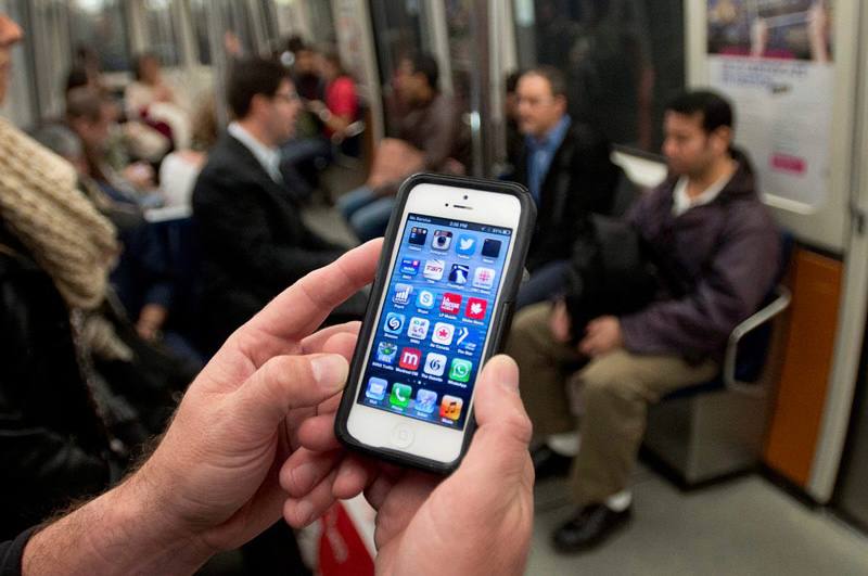 TelecomDaily МТС признан лидером по скорости мобильного интернета в перегонах Московского метро По итогам ежегодного исследования TelecomDaily проведённого в октябре первое место занял МТС Средняя скорость загрузки данных в тоннелях составила 113 8 Мбит с Общий рейтинг скоростей 1  МТС 113 8 Мбит с 2  Билайн и МегаФон 104 Мбит с 3  T2 56 9 Мбит с В целом по сети средняя скорость передачи данных между станциями выросла до 94 7 Мбит с Это на 11 больше чем год назад и почти на уровне рекордных показателей 2023 года Аналитики TelecomDaily проезжали все линии метро в будни и выходные фиксируя качество соединения при разной нагрузке сети Измеряли ключевые параметры скорость загрузки пинг и стабильность соединения   www iphones ru 1343197 новости iphonesru