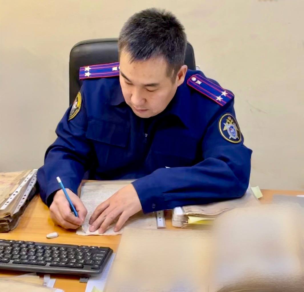 Завершено расследование уголовного дела о даче взятки Вторым отделом по расследованию особо важных дел СУ СК России по Республике Саха Якутия завершено расследование уголовного дела по обвинению руководителя коммерческой организации осуществляющей свою деятельность в сфере строительства и обслуживания автодорог в совершении преступления предусмотренного п б ч 4 ст 291 УК РФ дача взятки должностному лицу в крупном размере Следствием установлено что в феврале 2022 года обвиняемый по требованию руководителя государственного учреждения заказчика передал последнему через третьих лиц взятку в размере 200 тыс руб Взятка предназначалась за общее покровительство предпринимательской деятельности организации подрядчика которую возглавлял обвиняемый Следствием проведен весь комплекс следственных действий направленных на сбор доказательственной базы На недвижимое имущество и денежные средства обвиняемого в сумме 16 млн руб наложен арест С утвержденным прокурором обвинительным заключением уголовное дело направлено в суд Уголовное дело возбуждено по материалам проверки проведенной сотрудниками УЭБиПК МВД по РС Я В настоящее время уголовное дело в отношении взяткополучателя рассматривается в суде Подписаться на Следком Якутии в ТГ Подписаться на Следком Якутии в ВК Подписаться на Следком Якутии в МАХ