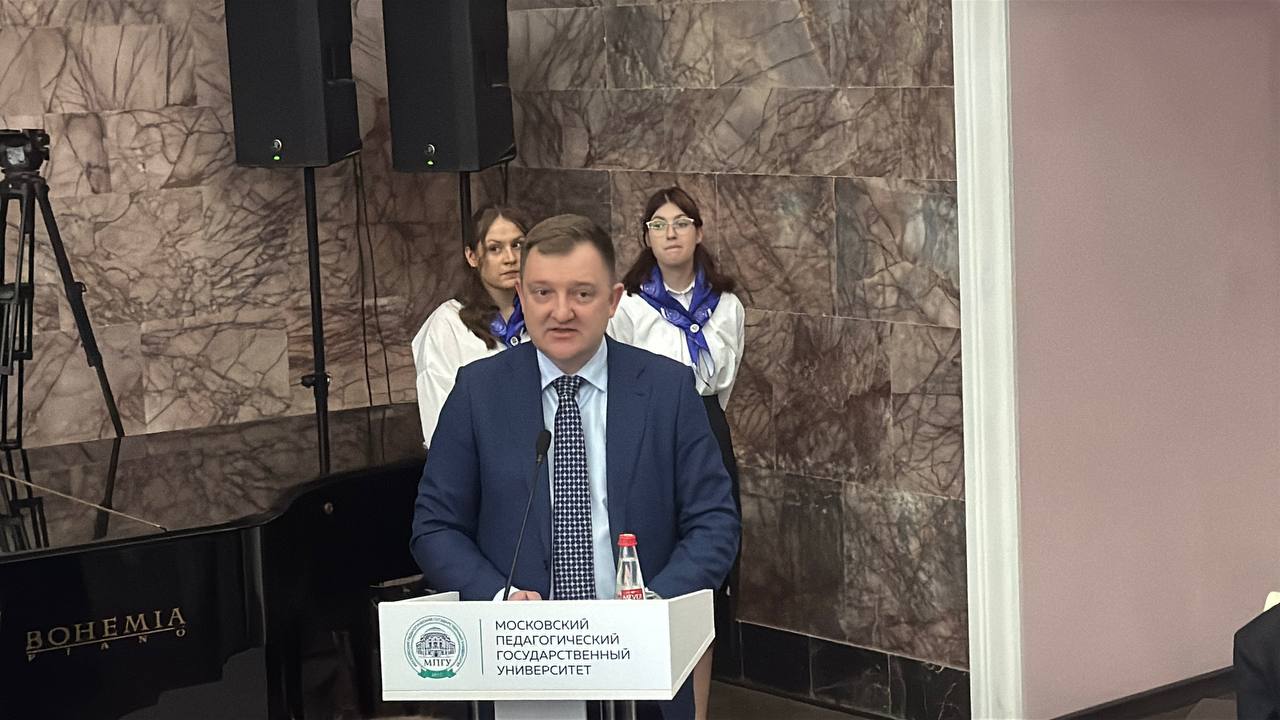 В МПГУ проходит Пленарное заседание в рамках III Всероссийского образовательного форума «Государственная ценностная политика в системе образования» Александр Бугаев, первый заместитель Министра Просвещения РФ, рассказал об основных векторах развития воспитательной работы в системе образования, включая патриотическое воспитание и создание единых учебников. «Мы должны уделять особое внимание подготовке тех, кто занимается воспитательной работой в школах, колледжах и т.д., готовить для них методологические материалы». «Мы должны строить нашу воспитательную работу на основе традиционных ценностей». #НОП