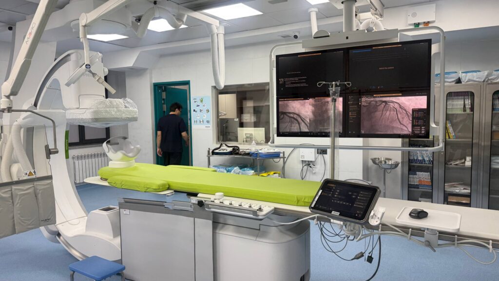 Высокотехнологичный медцентр открылся в Бишкеке при поддержке российского фонда Современный многопрофильный лечебно диагностический центр Medartis начал работу в Бишкеке Строительство и оснащение клиники которая стала одной из самых технологичных в стране финансировал Российско Кыргызский Фонд развития РКФР На площади более 2 3 тысячи квадратных метров разместились стационар на 72 койки две операционные амбулаторное отделение и специализированные подразделения Центр охватывает полный цикл медицинской помощи включая нейрохирургию кардиологию и сердечно сосудистую хирургию Клиника оснащена передовым оборудованием ангиографической системой аппаратами МРТ и КТ рентгендиагностическим комплексом РКФР вложил более 130 миллионов сомов около 115 804 000 российских рублей прим редакции в открытие данного медицинского центра и его оснащение с самым современным передовым оборудованием Это оборудование позволит проводить самые сложные операции в области ортопедии нейрохирургии и кардиологии непосредственно на территории Кыргызстана без необходимости нашим гражданам выезжать за рубеж заявил председатель правления фонда Артем Новиков Южная служба новостей