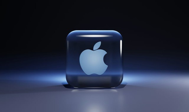 Apple обвинили в нарушении патентов на технологию Привет Siri Компания Cerence бывшая дочерняя структура Nuance Communications стоявшая у истоков технологии распознавания речи для Siri подала в суд на Apple обвинив её в нарушении шести патентов связанных с функциями виртуальной клавиатуры и активации голосового помощника Siri Об этом сообщило издание 9to5Mac В иске утверждается что Apple использует запатентованные технологии без лицензии в устройствах начиная с iOS 13 и более поздних версий а также в Apple Watch и HomePod В своём заявлении Cerence указывает что ещё в 2021 году компания обращалась к Apple с предложением о покупке или лицензировании ряда патентов касающихся мобильного ввода текста и технологии пробуждения устройства по голосовой команде Wake Word