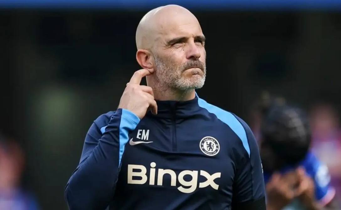 Очевидно в новогоднюю ночь Мареска объявился в баре Моряк и Чайка где жестко набухался зашел в рабочий чат Челси и всех послал на хер По информации Дэвида Орнштейна итальянец после этого написал Я второй Гвардиола Одно из сообщений также содержало слова Атути аванти Массимо Каррера Глушаков иуда Также тренер Челси скинул несколько треков Макана и удалился из чата Утром стало известно что Мареска уволен Если серьезно то Энцо отработал достойно Челси после дикого хаоса обрел хоть какую то стабильность Ну а зимние завалы об этом уже пусть Манчестер Сити переживает Идеальным кандидатом для Челси сейчас вижу Артема Булойчика