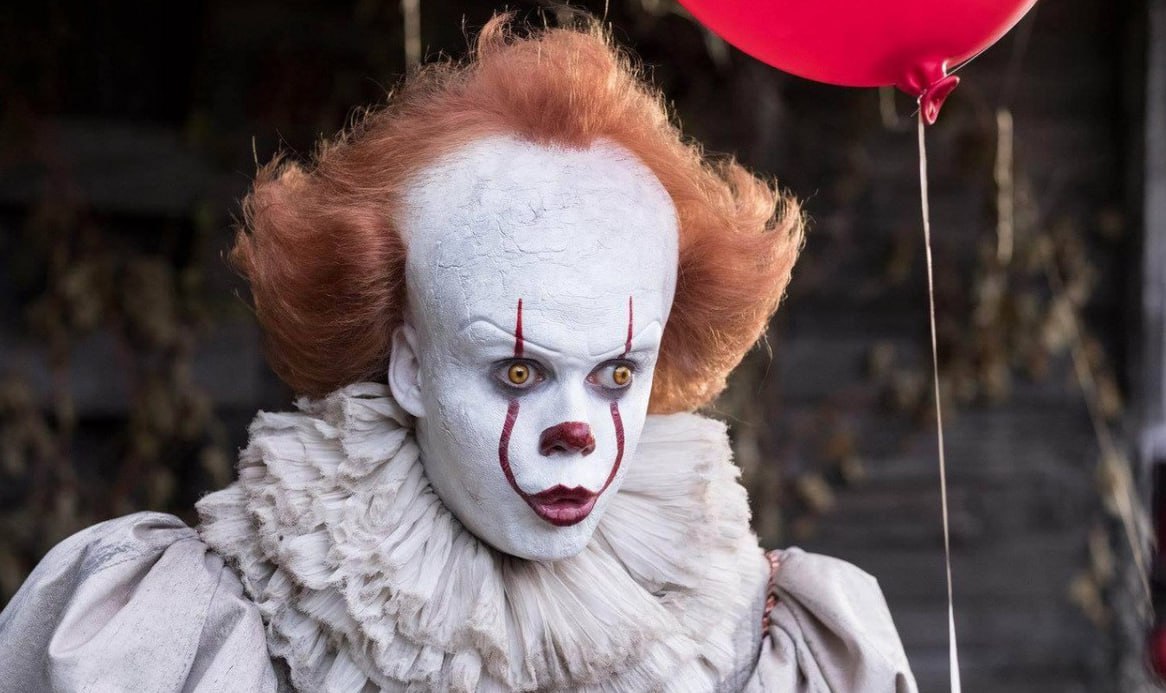 Изымают из продажи роман Стивена Кинга Оно Он уже исчез с полок многих российских магазинов и маркетплейсов В пресс службе Wildberries и Russ сообщили что это связано с возможным запретом книги в РФ или нарушением правил площадки передает ТАСС Ранее СМИ уже отмечали дефицит романа на русском языке в Ozon и Wildberries В Новосибирске его вообще убрали с полок по предписанию властей Оно впервые опубликовали в 1986 году В романе затрагиваются темы детских психологических травм бытового насилия в том числе сексуализированного В центре сюжета семь друзей сражающихся с монстром в облике клоуна Пеннивайза Роман получил две экранизации а прямо сейчас на стриминге HBO Max идет сериал приквел Добро пожаловать в Дэрри Официально из России его не посмотреть как и не купить новинки Кинга маэстро ужасов разорвал все контакты с российскими издателями в 2022 году Фото Кинопоиск