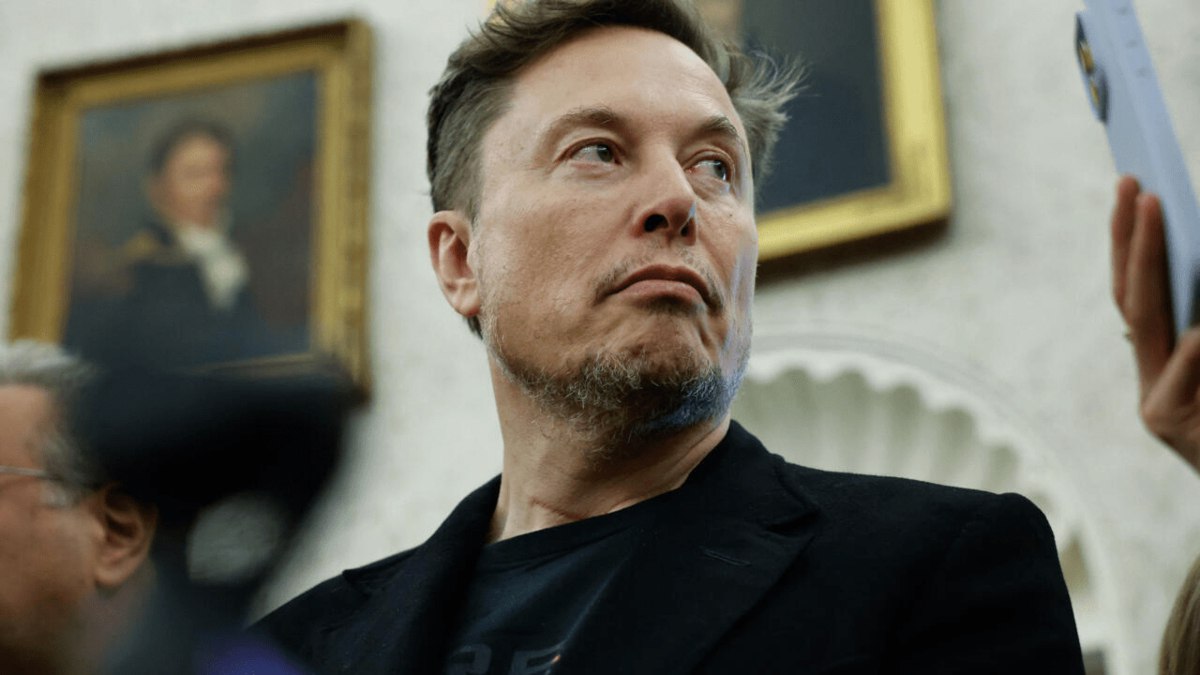 WSJ со ссылкой источники рассказало, что SpaceX Илона Маска «согласилась вложить» $2 млрд в капитал его же ИИ-стартапа xAI. Это часть июньского раунда по привлечению $5 млрд акционерного капитала. Модели Grok уже используют в техподдержке абонентов Starlink. В будущем возможны и другие совместные инициативы, узнало издание vc.ru/invest/2095672