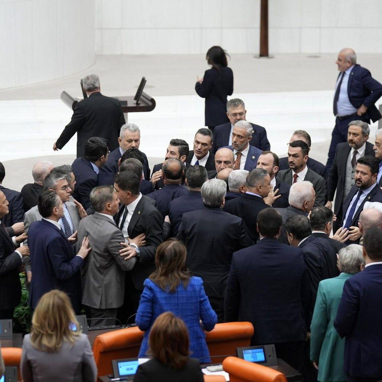 В 2026 году зарплата депутата составила 273 196 турецких лир Зарплата депутата пенсионера 177 658 турецких лир Зарплата тех кто одновременно является депутатом и пенсионером 450 000 турецких лир