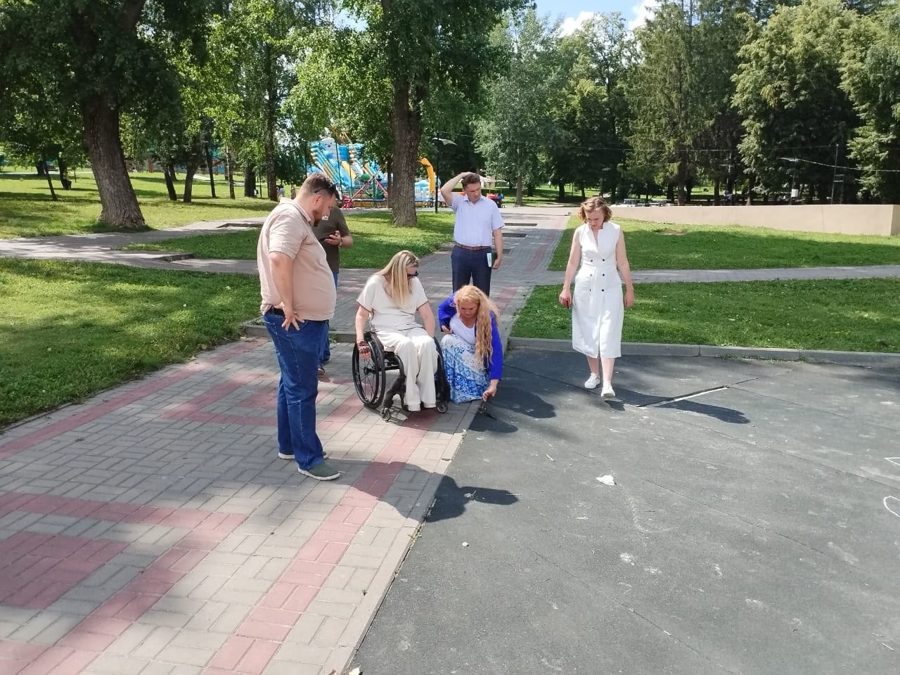 Инвалидные коляски VS курские бордюры В Курске проверили общественные пространства на предмет доступности маломобильных граждан и детей с инвалидностью. Парк Дзержинского и парк КЗТЗ — соответствуют основным требованиям, за исключением недочетов. Их устранят в ближайшее время. Нарушения выявили на пути к 1-й поликлинике: высокие бордюры на парковке мешают выезду людей на инвалидных колясках. Городская администрация выразила готовность оперативно решить эту проблему. Фото: Уполномоченный по правам ребёнка в Курской области Наталья Листопадова. Вести-Курск. Только проверенная информация Прислать новость