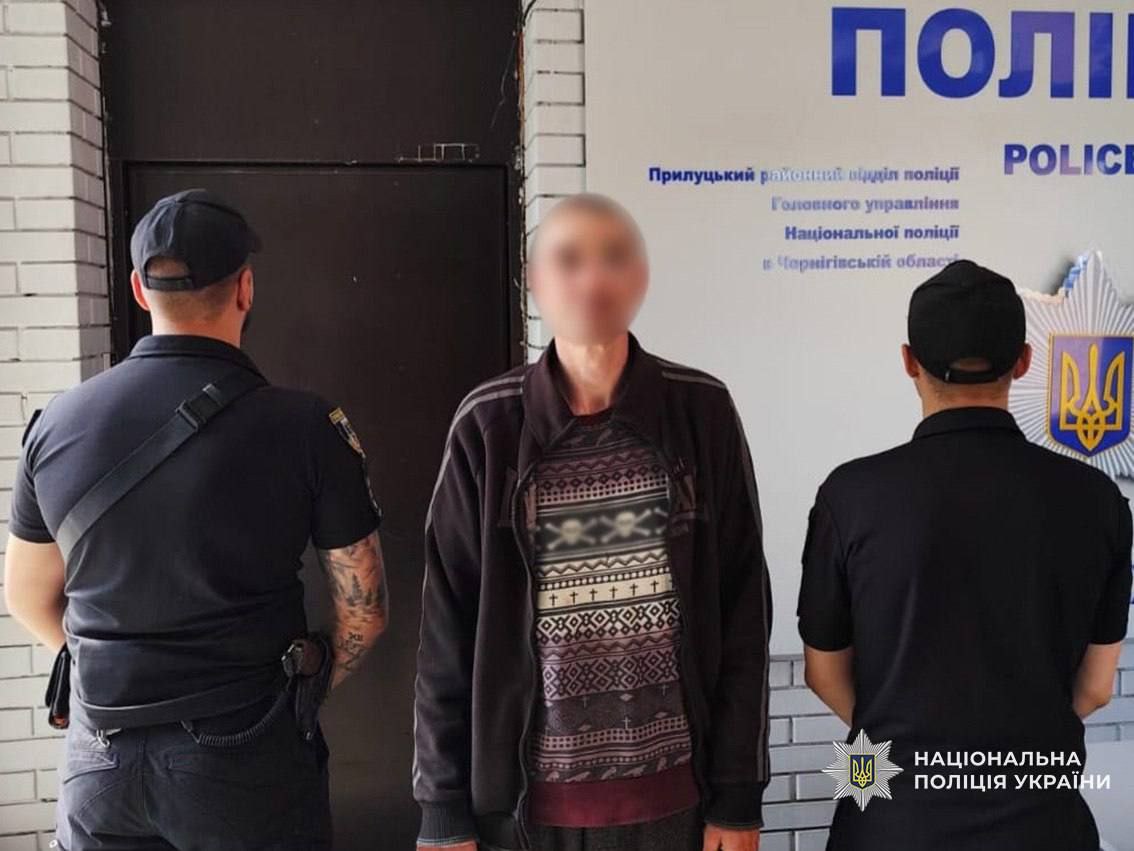 В Прилуках Черниговской области мужчина ранил ножом военкома в здании ТЦК, сообщает Нацполиция. Происшествие произошло 25 мая. В Прилуцкий ТЦК доставили мужчину для проверки документов, а он напал на военкома и нанес ему телесные повреждения, в том числе ножевое ранение предплечья. Раненого госпитализировали, а нападавшего задержали. На него завели дело по ч. 2 ст. 350 Уголовного кодекса о преднамеренном нанесении побоев или причинении легкого или средней тяжести телесного повреждения должностному лицу. Его могут посадить на срок до пяти лет. НАШИ РЕСУРСЫ: Telegram Tik-tok YouTube RUTUBE