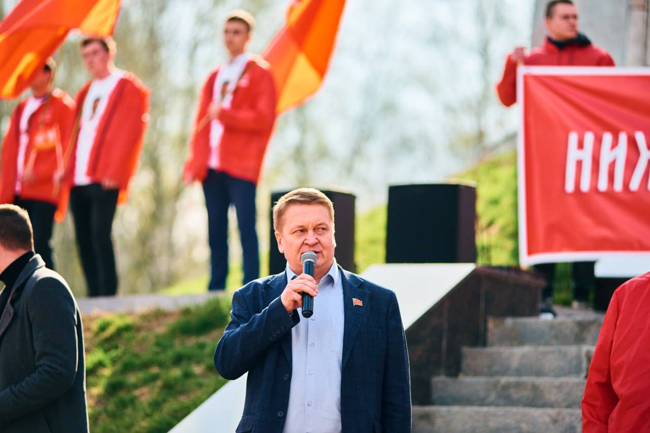 ЕГОРОВ НАПРАВИЛ ЗАПРОС О ТАРИФАХ ЖКХ Депутат Госдумы от КПРФ Владислав Егоров направил запрос Генпрокурору Александру Гуцану по фактам злоупотреблений в тарифах ЖКХ Обращение также направлено и в Федеральную антимонопольную службу Генпрокурор сообщил о включении в тарифы необоснованных расходов на 5 7 миллиарда рублей машины представительского класса корпоративы семинары командировки и отдых для семей сотрудников Позже ФАС выявила такие расходы на 36 8 миллиарда рублей Владислав Егоров требует официальных разъяснений и призывает к регулярному аудиту ЖКХ возвращению лишних денег жителям и ужесточению наказаний за махинации КПРФ выступает за возвращение ЖКХ в государственную собственность чтобы прекратить беспредельный рост тарифов и предотвратить хищения отметил Егоров