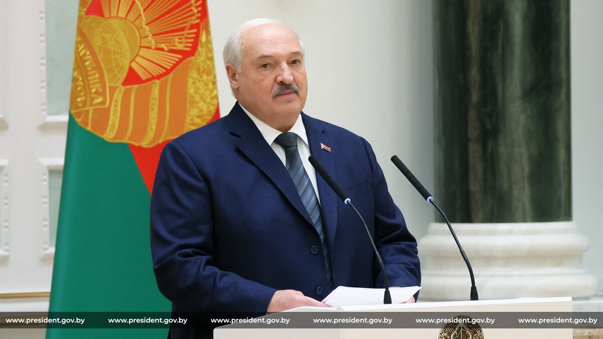 Президент накануне Дня народного единства вручил госнаграды Чествование соотечественников внесших значительный вклад в развитие страны в укрепление ее суверенитета и обороноспособности в канун важного праздника уже стало традиционным С высоты прошедших десятилетий день 17 сентября 1939 года когда была стерта искусственная позорная граница между Западной и Восточной Белоруссией воспринимается как акт восстановления исторической справедливости так оно и было И как один из поворотных моментов в летописи белорусской государственности который прочно связал незримой нитью эпохи и поколения заявил Александр Лукашенко Среди награжденных представители Минщины звания Заслуженный работник промышленности удостоена директор ОАО Гамма вкуса Надежда Пальчинская