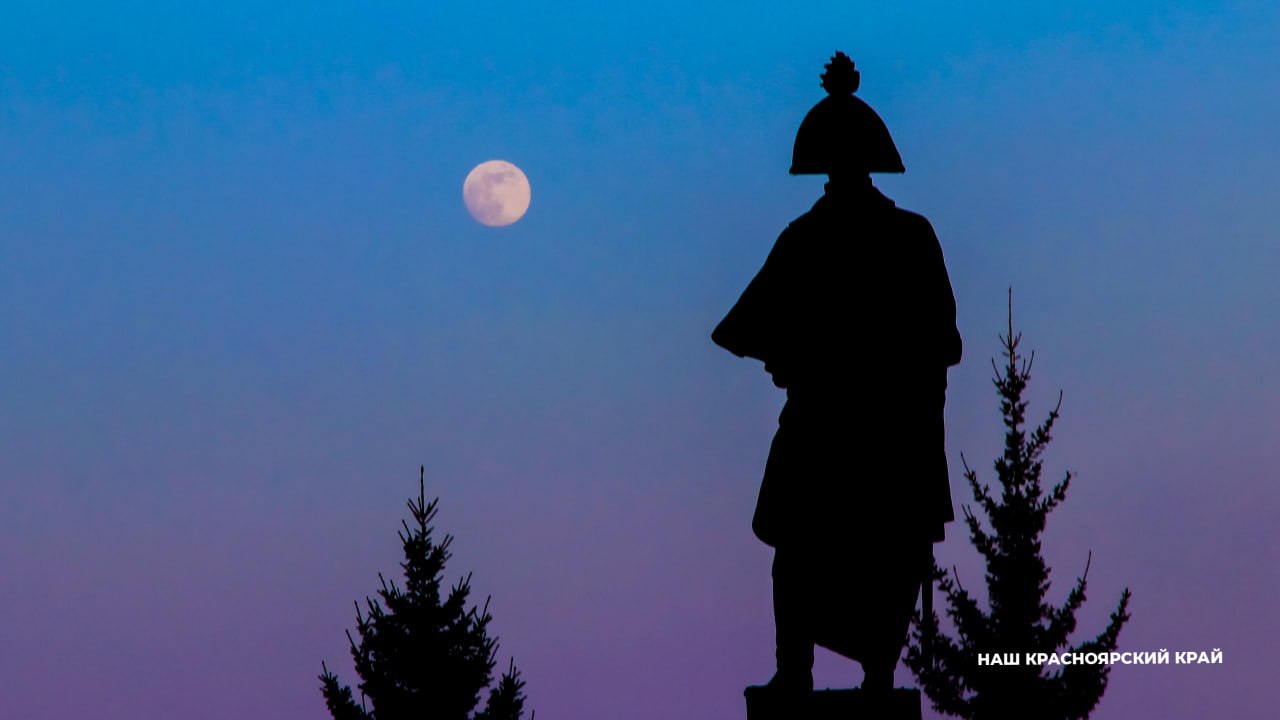 Памятник командору Резанову в Красноярске хотят перенести на Центральную набережную Заключен договор на разработку проектно сметной документации для размещения монумента в районе музейного центра Площадь Мира В департаменте градостроительства рассказали что этим займется компания которая готовила проект для установки памятника почти 20 лет назад Тогда специалисты изучали грунты рассчитывали конструктивные решения и технологические параметры Сейчас мемориал командору Николаю Резанову находится на площади Мира Авторами памятника являются скульптор Константин Зинич и архитектор Андрей Касаткин