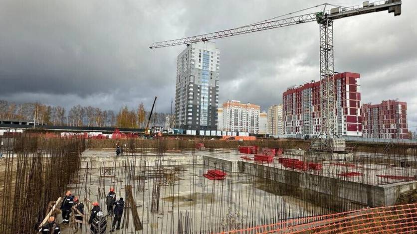 Для возведения школы в деревне Жилина под Орлом привезли 40 тонн арматуры Сейчас специалисты занимаются устройством каркаса Они также проводят электрику для обогрева бетона зимой и готовятся возводить стены В работе задействованы два стационарных башенных крана и около 40 человек Вести Орел в Telegram в МАХ