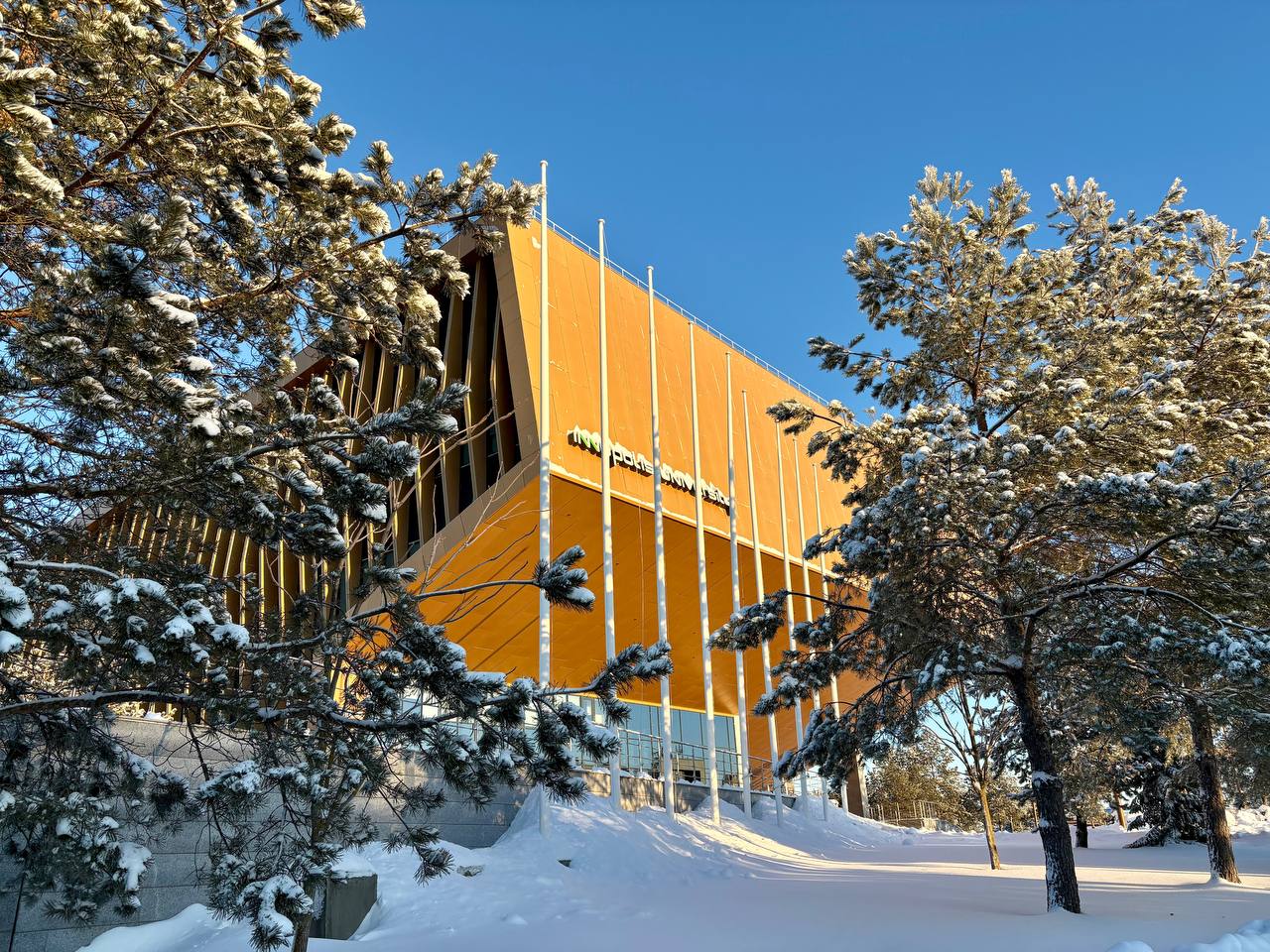 Снова вошли в топ 10 вузов России рейтинга Times Higher Education по компьютерным наукам Мы оказались на шестой строчке предметного рейтинга в области ИТ и получили наивысший балл среди вузов РФ в категории международные связи 73 1 Также у нас высокие баллы за работу с индустрией и качество научных исследований 57 1 и 40 7 Всего британское издание исследовало 1165 вузов из 84 стран 29 из них из России Оценка строилась по тем же 18 показателям что и в общем мировом рейтинге THE WUR 2026 но с учётом специфики ИТ