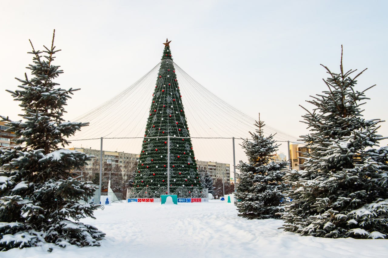 Программа новогодних и рождественских мероприятий в Тюмени Для жителей и гостей областной столицы подготовили массу развлекательных событий на предстоящие длинные выходные Собрали некоторые из них Мероприятия в Резиденции деда Мороза 31 декабря 12 00 17 00 1 января 14 00 19 00 со 2 по 11 января 12 00 19 00 Площадь 400 летия Тюмени Новогодняя концертная программа Формейшен Вера зажигает елку 29 30 декабря 19 00 21 00 ДК Нефтяник ул Осипенко д 1 Улётная новогодняя ночь 31 декабря 22 00 Цветной бульвар Ежедневные праздничные программы 2 11 января 14 00 16 00 Площадь 400 летия Тюмени Выездная бригада Новогодний десант 6 января 10 00 10 30 бульвар П Ершова 11 30 12 00 площадь Борцов революции 13 00 13 30 сквер Тенистый 14 15 14 45 сквер Школьный Новогодние программы и мастер классы 30 декабря 14 00 19 00 3 января 12 00 19 00 4 января 14 00 19 00 6 января 11 00 17 00 7 января 11 00 17 00 Центр деревянного зодчества ул Дзержинского 34 Утренник для детей Возвращение сказки 29 декабря 12 00 для детей 4 7 лет 15 00 для детей 8 11 лет Центр Этнос ул Щербакова д 98 1 Забег обещаний 1 января 12 00 у Конторы пароходства ул 25 Октября 23А стр 1 Тематическая новогодняя интеллектуальная игра по фильмам и сериалам 3 января ул Орджоникидзе д 56 2 Веселые старты новогодний хоровод 3 января 11 00 экопарк Затюменский Забег с Дедом Морозом 4 января 12 00 сквер Комсомольский Больше мероприятий а также информация о горках елочных базарах и работе резиденции Деда Мороза на портале тюменьновогодняя рф Подписывайтесь на Информационный центр Правительства Тюменской области Читайте нас в MAX