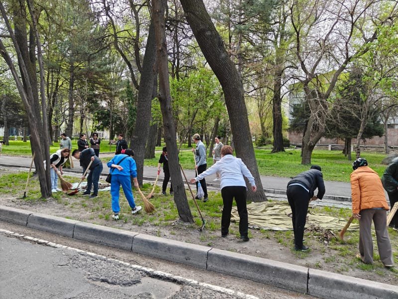 Более 265 тонн мусора собрали в Бишкеке на субботнике в выходные По данным мэрии, в столице продолжается двухмесячник по благоустройству, санитарной уборке и озеленению. В субботнике приняли участие более 30 тысяч человек. На уборку вышли 1 тысяча 146 организаций, собрано более 265 тонн мусора. В выходные в городе высадили 385 саженцев, подстригли 580 деревьев, очистили почти 27 километров ирригационных каналов и вывезли 70 тонн строительного и инертного мусора. По данным муниципальной инспекции, из 580 закрепленных организаций три проигнорировали субботник. К ним применят административные меры.