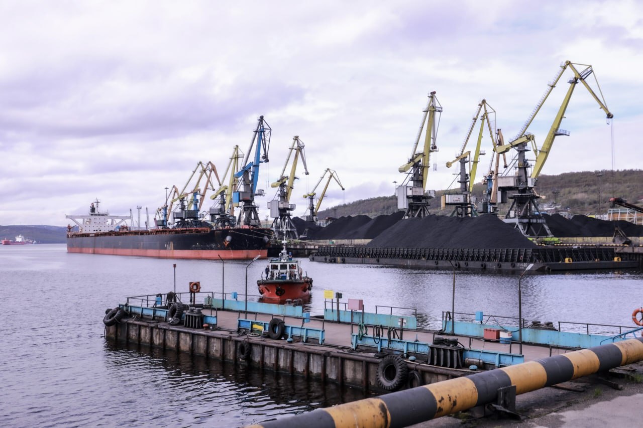 Грузооборот морских портов РФ за пять месяцев уменьшился на 4,9% Грузооборот морских портов России за пять месяцев 2025 года составил 355,3 млн т, что на 4,9% ниже, чем за аналогичный период 2024 года. Об этом сообщается на сайте Ассоциации морских торговых портов. Грузооборот морских портов России за пять месяцев 2025 года уменьшился на 4,9% в сравнении с аналогичным периодом прошлого года и составил 355,3 млн тонн, — говорится в сообщении. По данным АСОП, объем перевалки сухогрузов составил 170,6 млн т -6% , а объем перевалки наливных грузов — 184,7 млн т -3,9% . При этом экспортных грузов за первые пять месяца 2025 года было перегружено 279,8 млн т -5,3% , импортных грузов — 17,6 млн т +3,9% , транзитных — 30,2 млн т +6% , каботажных — 27,7 млн т -15,4% . Грузооборот морских портов Арктического бассейна снизился на 7,5%, до 36,4 млн т, Балтийского — на 3%, до 113,6 млн т, Азово-Черноморского — на 10,6%, до 104,5 млн т, Каспийского — на 35,4%, до 2,7 млн т. Грузооборот морских портов Дальневосточного бассейна составил 98 млн т +2% . Подписаться на «Медиапалубу»
