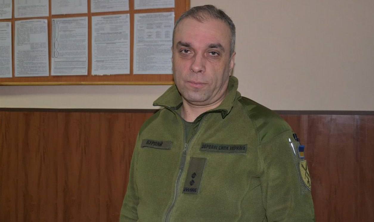 Экс-глава Броварского ТЦК живёт на широкую ногу при зарплате в 60 тысяч гривен, — расследование СМИ  По данным журналистов, Юрий Бурляй, ныне занимающий должность в Генштабе, пользуется имуществом почти на $1 млн.  Что известно:   С марта 2024 года Бурляй якобы арендует под Киевом дом площадью 320 кв. м и ориентировочной стоимостью $700 тысяч. Формальным владельцем указана пенсионерка — мать бывшего бизнес-партнёра офицера;   Во время его службы в ТЦК тёща приобрела две квартиры в новостройке Борисполя, где сейчас ведётся ремонт;   Жена Бурляя Светлана и дети стали собственниками квартиры в Вышгороде, оценочной стоимостью свыше 5 млн гривен. Ранее это жильё арендовало МВД, а сам Бурляй с 2015 года декларировал его как арендуемое;   Также в декларации указаны элитные транспортные средства — Volkswagen Touareg  2021 г.  и мотоцикл Honda, купленные в 2024 году. Общая стоимость автопарка — около 2,8 млн гривен.
