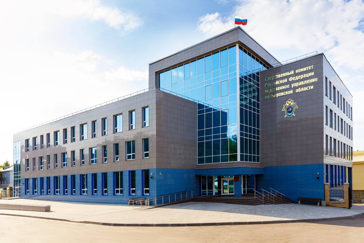 В Нововятском районе задержали 41-летнего мужчину, который пытался убить свою 78-летнюю мать, ударив её топором по голове. Полиция успела вовремя приехать и вызвать скорую помощь. Пострадавшая женщина сейчас в больнице под наблюдением врачей. Мужчина находится под стражей, следствие продолжает выяснять все детали происшествия.