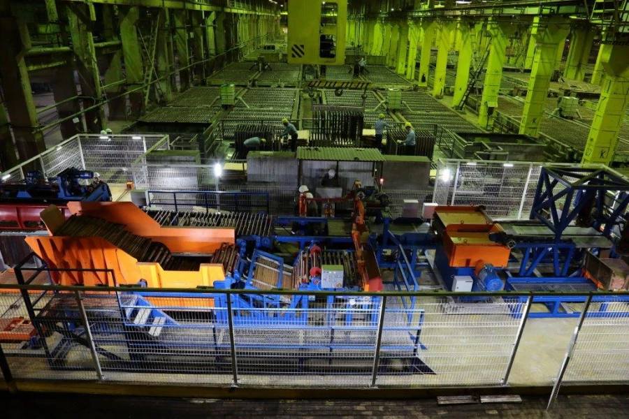 ⏰ Российские компании нарастили поставки меди в Китай на 81% Российские производители воспользовались отменой экспортных пошлин на катодную медь и перенаправлением мировых поставок в США. Спрос на медь в Китае может вырасти и во втором полугодии. По итогам первой половины 2025 года РФ поставила в Китай более 564 тыс. тонн меди, что на 81% больше, чем годом ранее, следует из данных таможенного управления КНР, пишет издание «Коммерсаант». Стоимость поставок выросла в 2,5 раза год к году, до 3,3 млрд долларов. Объем за первую половину 2025 года примерно на 81 тыс. тонн меньше результата всего 2024 года и превысил показатель всего 2019 года. Подробнее…