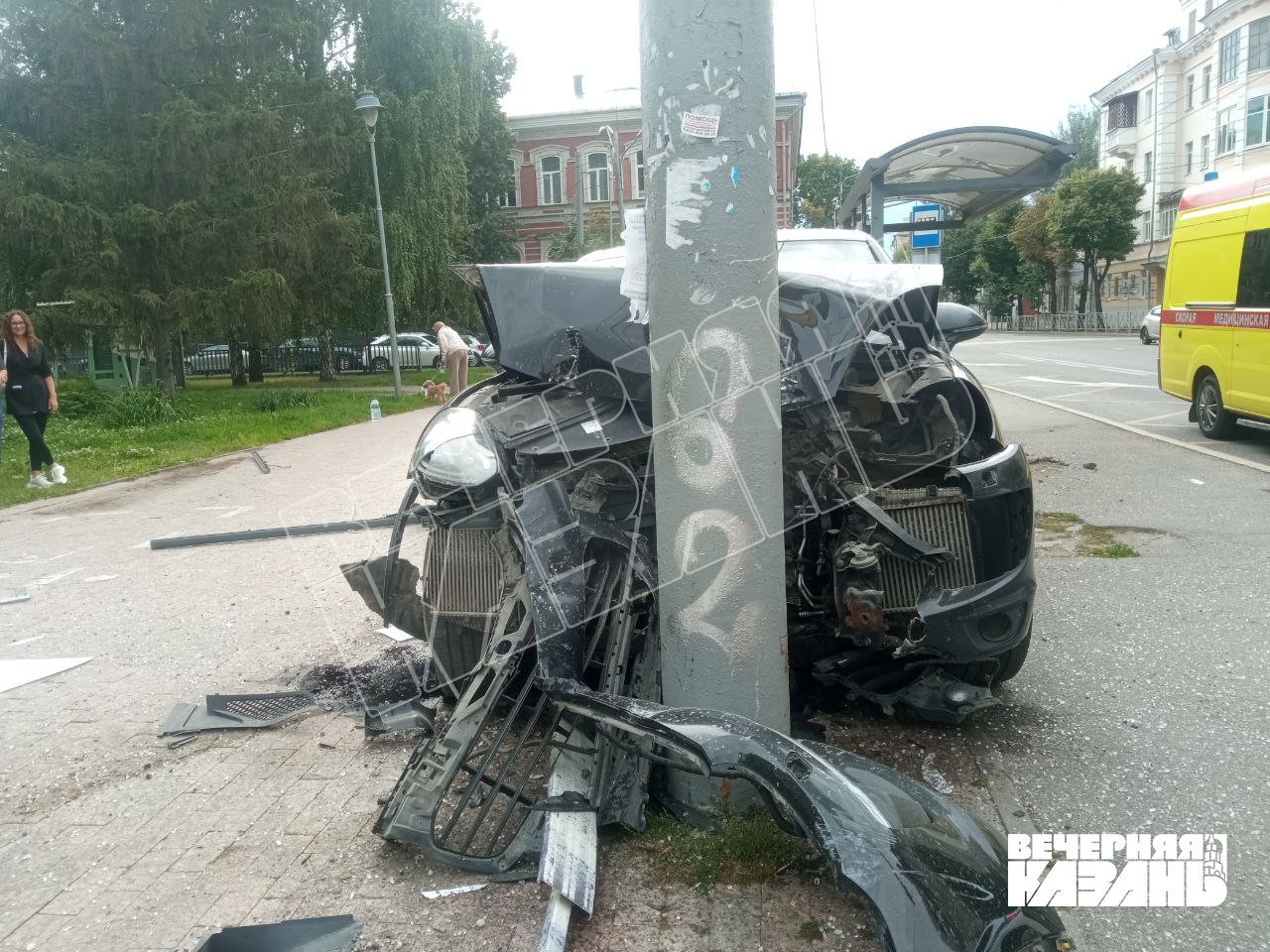 Кадры с улицы Горького, где Porsche влетел в остановку Предварительно, пострадал один пешеход — он успел увернуться от иномарки, но упал, сообщает корреспондент «Вечерней Казани». Подписаться на «Вечерку»