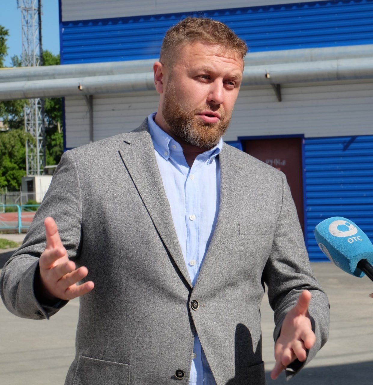 Пенсионеров могут снять с выборов в Новосибирске Партия Справедливая Россия За правду подала иск о проверке законности агитации которую ведёт Российская партия пенсионеров за социальную справедливость РППСС на выборах заксобрания Новосибирской области Об этом сообщил депутат Госдумы и лидер регионального отделения эсеров Александр Аксёненко В течение августа 2025 года новосибирское отделение Российской партии пенсионеров за социальную справедливость выпустило ряд агитационных материалов листовки и видеоролики изготовленных с грубым нарушением российского законодательства В них присутствуют серьезные нарушения авторских прав на использование объектов интеллектуальной собственности в том числе используются шрифты разработанные в одной из недружественных России стран говорится в телеграм канале Аксёненко Это очевидное и серьёзное нарушение за которое предусмотрена ответственность вплоть до снятия с выборов Список РППСС на выборах возглавляют зампредсед центрального совета РППСС Владимир Ворожцов депутат заксобрания Александр Аверкин на фото и гендиректор завода Искра Сергей Кондратьев Подписаться Прислать новость Помочь бустами