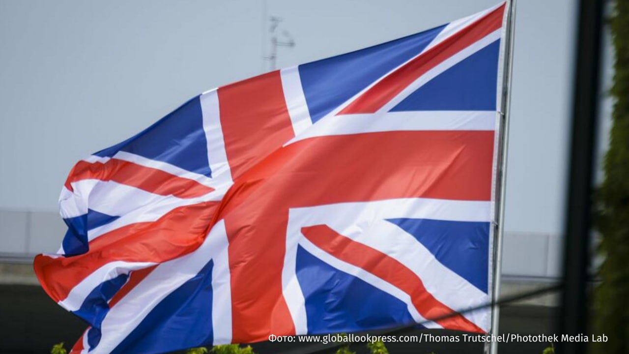 В Британии наконец то начнут бороться с организованной преступностью для этого МВД страны создаст британское ФБР пишет The Guardian Будущая Национальная полицейская служба будет заниматься делами связанными с терроризмом мошенничеством контрабандой наркотиков и торговлей людьми Некоторым местным силам не хватает навыков или ресурсов необходимых для борьбы со сложными современными преступлениями такими как мошенничество или организованные преступные группировки заявила министр внутренних дел Шабана Махмуд По замыслу правительства это позволит разгрузить местную полицию и сосредоточить её ресурсы на повседневной преступности и проблемах общественного порядка В материале отмечается что службу будет возглавлять национальный комиссар полиции который станет самым старшим начальником полиции в стране IZ RU в Telegram в MAX