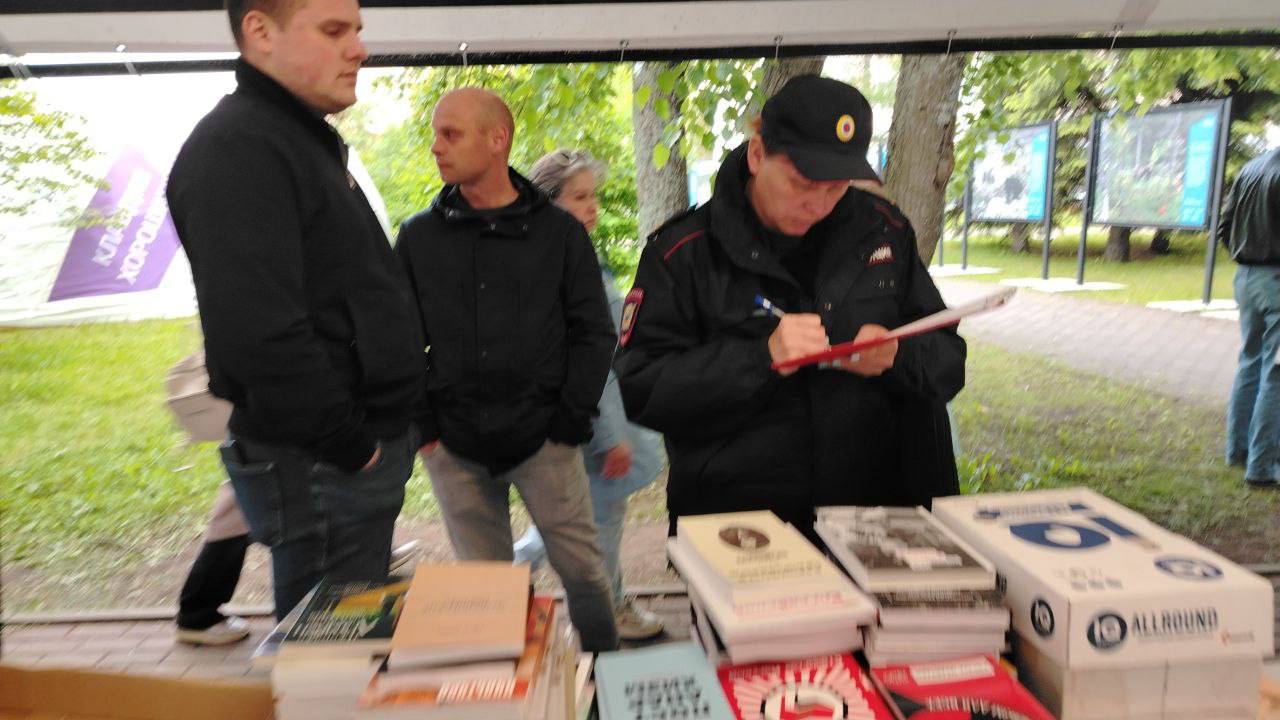 В Архангельске на книжной ярмарке задержали редактора анархистского издательства «Чёрный Квадрат» Редактор издательства «Чёрный Квадрат» Михаил Цовма был задержан полицией во время городского фестиваля «Белый июнь» в Архангельске. Его доставили в отдел полиции «Центральный». Причины задержания пока неизвестны. «Изымают две коробки книг. Будут что-то выяснять», — написали в издании. «Чёрный Квадрат» специализируется на литературе по истории и теории анархизма, а также близких к нему направлений. Издательство заявляет, что его цель — распространение анархических, либертарных и антиавторитарных идей среди русскоязычной аудитории. #архангельск Подписаться Помочь RusNews