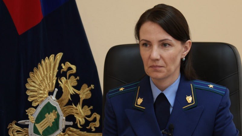 Ущерб на 300 миллионов — около 100 сахалинских семей остались без жилья из-за ушлых застройщиков В островном регионе растет число людей, выбирающих строительство частных домов. Одни предпочитают делать это сами, другие обращаются к частникам. С ростом спроса участились и случаи обмана и некачественного строительства — по всему региону обманутыми оказались около 100 семей. Надежда Тулисова, начальник отдела управления по надзору за уголовно-процессуальной и оперативно-розыскной деятельностью прокуратуры Сахалинской области, озвучила сумму ущерба, нанесенного недобросовестными застройщиками, поделилась самыми распространенными схемами мошенничества и дала рекомендации, как не стать жертвой нечестных строителей. ——— : Прислать нам новость: