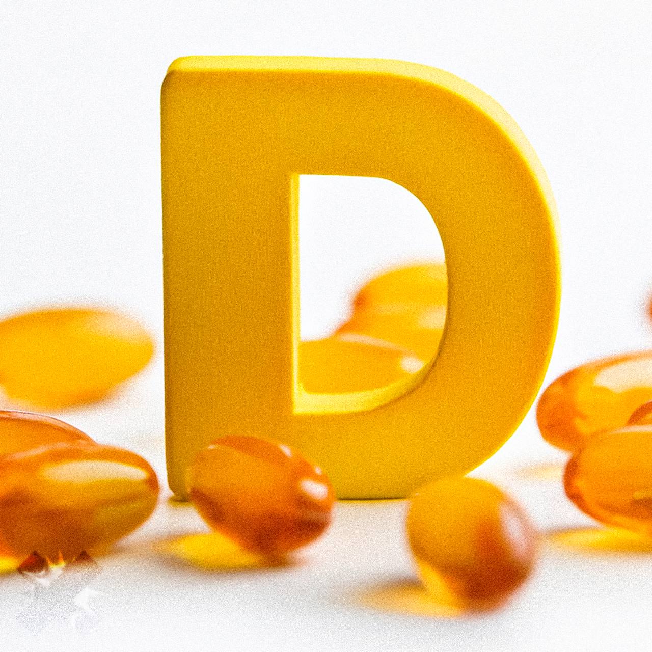 Главный щит иммунитета витамин D Врачи и СМИ отмечают несколько ключевых фактов  Дефицит витамина D повышает риск госпитализации на 33  Витамин помогает организму бороться с вирусами и защищает лёгкие от инфекции  При регулярном приёме снижается вероятность тяжёлых заболеваний дыхательных путей  Зимой его роль особенно важна из за нехватки солнечного света  Для профилактики достаточно 10 микрограммов в день это рекомендуемая норма Один из немногих реально рабочих способов снизить риски гриппа и сезонных простуд   укрепляю иммунитет витамином солнце заменю НМШ