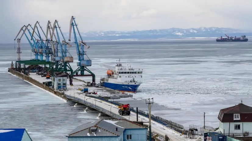 Корсаковский порт делают глубоководным портом убежищем в Трансарктическом транспортном коридоре Порт Корсаков обрабатывает более 80 грузов поступающих на Сахалин морем В 2026 году начнётся дноуглубление в акватории Корсаковского порта на Сахалине В результате гавань сможет принимать суда с осадкой до 10 метров Масштабная реконструкция порта в рамках нацпроекта Эффективная транспортная система началась в 2024 году Первый этап включает реконструкцию причальных сооружений ФГУП Нацрыбресурс демонтаж южного мола причала 2 и северной части берегоукрепляющей стены для создания новой грузовой площадки Второй этап углубление до 11 4 метров специализированным фрезерным земснарядом дна акватории Южного погрузочного района рыбного порта и подходного канала Пропускная способность морского грузового фронта в порту Корсаков должна достигнуть 4 млн тонн в год Также в порту Корсаков появится волнозащитный мол длиной более 383 метров потому что сейчас в период сильных волн суда простаивают в порту в среднем до 40 дней в году Также будут построены мощности по обработке и хранению рыбной продукции фото russian rt com Сахалин Подписывайтесь на Недальний Восток в Max