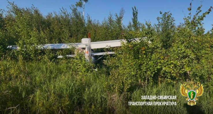 В Томской области транспортной прокуратурой организованы надзорные мероприятия по факту жесткой посадки воздушного судна По предварительным данным, сегодня около 18 часов местного времени в ходе выполнения частного полета воздушное судно типа амфибия совершило жесткую посадку на неподготовленный участок местности вблизи Чаинского района Томской области. Обстоятельства и причины авиационного события устанавливаются. Томской транспортной прокуратурой организована проверка исполнения законодательства о безопасности полетов. В настоящее время на место происшествия выехали оперативные службы. #ТОМСКАЯОБЛАСТЬ #ПРОИСШЕСТВИЕ