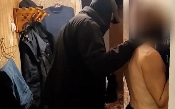 Читинец осужден за публичные призывы к террористической деятельности По материалам УФСБ России по Забайкальском краю осужден читинец за публичные призывы к террористической деятельности Установлено что фигурант в одной из социальных сетей размещал призывы к насильственному изменению конституционного строя России Ранее он уже привлекался к уголовной ответственности за дискредитацию Вооруженных сил России а также публичные призывы к осуществлению экстремисткой деятельности а также за действия