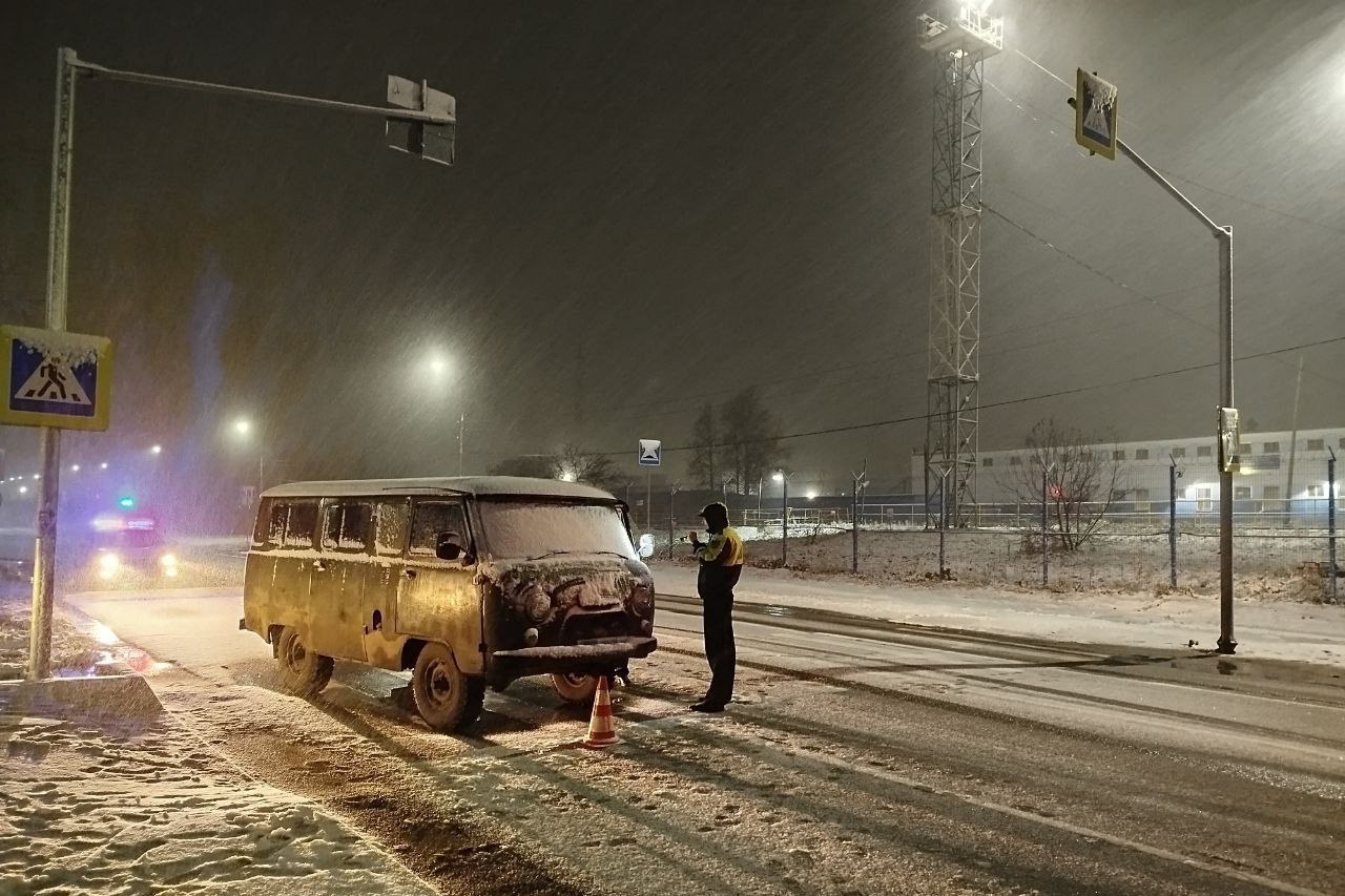 В Верхней Салде у дома на Парковой, 22 водитель УАЗ-3741 сбил на «зебре» женщину-пешехода 1983 года рождения. С травмами головы 41-летняя пострадавшая была доставлена в больницу.   По данным ГИБДД региона, женщина-пешеход проживает в Нижней Салде. В момент ДТП была в темной одежде, без световозвращающих элементов. За рулем УАЗа был 37-летний житель Алапаевска. Его стаж вождения 15 лет, к административной ответственности за нарушения ПДД РФ привлекался 50 раз, трезв.   Мужчина пояснил автоинспекторам, что было уже темно, шел снег, в связи с чем не заметил пешехода. В отношении водителя вынесены постановления по делам об административных правонарушениях по ч. 2 ст. 12.37 КоАП РФ, по ч. 1 ст. 12.1 КоАП РФ, возбуждено дело об административном правонарушении по части 2 статьи 12.24 КоАП РФ.   : ГИБДД региона.