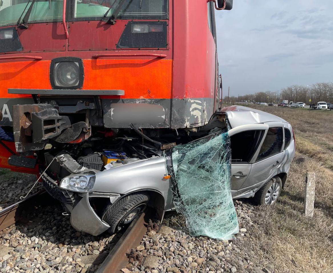 Водитель легковушки погиб в аварии с железнодорожным составом в Советском округе.   Сегодня утром мужчина, управлявший «Ладой Калиной», проехал на красный сигнал светофора у ж/д переезда. Машину раздавил состав.   59-летний водитель автомобиля погиб на месте. В составе было 10 человек, они не пострадали, сообщили в Госавтоинспекции Ставрополья.