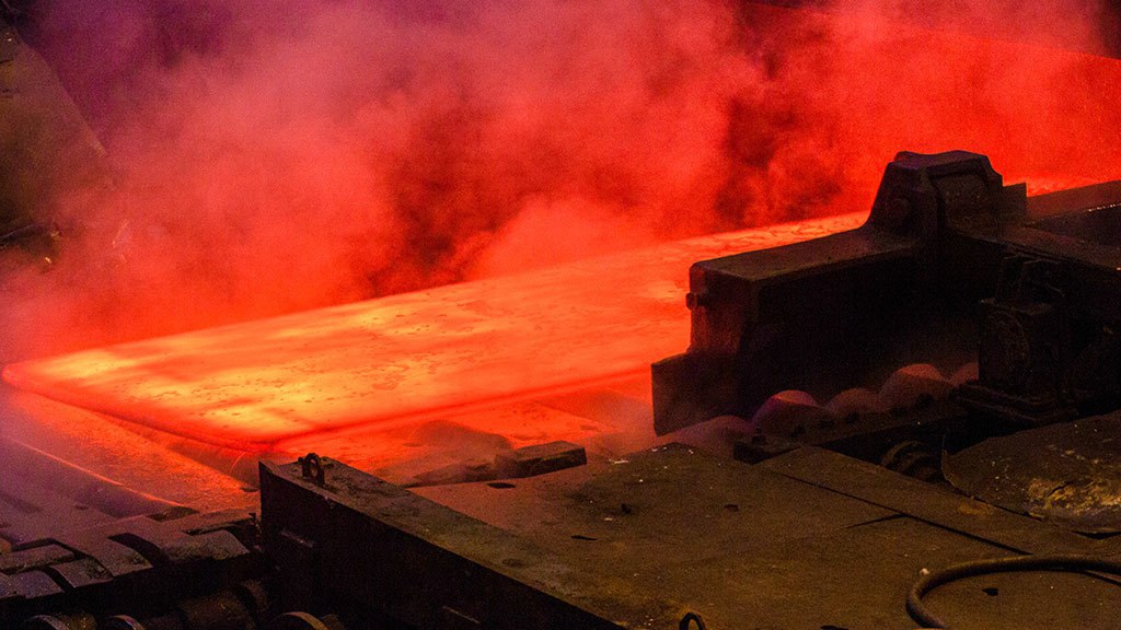 Чугун выходит из лимита. Не прошло и полгода, как страны ЕС почти исчерпали годовую квоту на импорт российского чугуна, приобретя 697 тыс. тонн из квоты в 700 тыс. тонн на этот год. По данным Eurostat, за три подотчетных месяца российские металлурги заработали на поставках чугуна в ЕС €245,4 млн. Главным импортером стала Италия почти 525 тыс. тонн , следом за ней — Латвия 87 тыс. тонн и Бельгия 31 тыс. тонн . Поэтапные ограничения на импорт чугуна были введены в рамках 12 пакета санкций в декабре 2023 года. В прошлом году квота была на уровне 1,14 млн тонн, а в 2026 году российский чугун полностью запретят. Точнее, его прямые поставки, хотя ехать в объезд он будет еще долго за неимением хорошей альтернативы. Ранее около половины российского экспорта чугуна уходило в США. Потом американцы ввели заградительные пошлины. В ЕС на российскую продукцию приходилось около 60% от общего импорта чугуна. Среди других крупных поставщиков - Бразилия, ЮАР и Украина. При этом цены на чугун на мировом рынке не растут и внутри страны спрос небольшой, так что в ближайшей перспективе Россия будет снижать производство чугуна. ™ Нержавейка