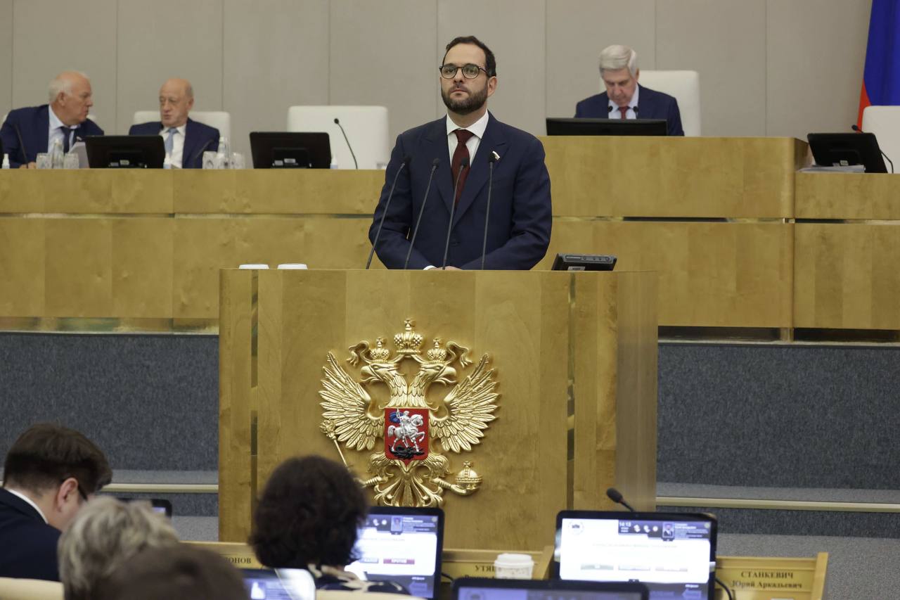 Сегодня Госдума во втором и третьем чтениях приняла поправки к закону «Об образовании», разрешающие студентам старших курсов непедагогических специальностей преподавать в школах На наш взгляд, законопроект дает возможность студенту познакомиться с учительским трудом, быть официально трудоустроенным в образовательную организацию, начать нарабатывать трудовой стаж. Согласитесь, ведь куда лучше, когда студент работает не в сфере услуг, а по профилю своей будущей профессии. А такая тенденция есть: можете посмотреть это исследование. Студенты все чаще идут в образование и науку! Напомню, что эту возможность им дали ранее на законодательном уровне. При этом порядок допуска студентов будет также четко регламентирован: собеседование с директором школы, подтверждения знаний и умений работать с обучающимися. Кстати, надо отметить, что сегодня более 35 тысяч студентов работают в школах. И от директоров, родителей и школьников не было ни одного нарекания на такую работу! Выводы можно легко сделать…