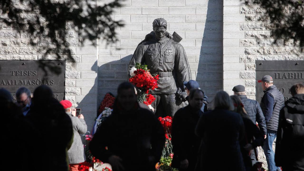 Эстонцам может грозить тюрьма за шествия в День Победы, сообщила местная гостелерадиокомпания. Власти запретили проводить публичные собрания с 8 по 10 мая. Также запрещена "символика, связанная с Россией". Тем, кто все-таки решит провести шествие, грозит штраф или тюремное заключение до года. За использование символики — штраф до €2,4 тыс. или арест. Смешной Политик